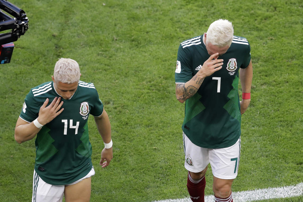 Javier “Chicharito” Hernández y Miguel Layún lucen nuevo tinte en el cabello, que de nada les sirvió; igual tuvieron que abandonar el campo con la derrota a cuestas.