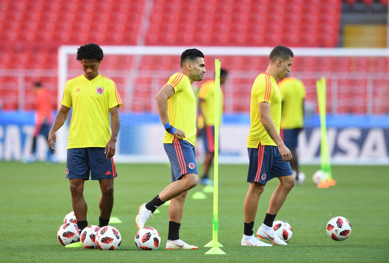 Jugadores de la selección colombiana en el entrenamiento previo a su duelo de hoy, frente a Inglaterra. (EFE)