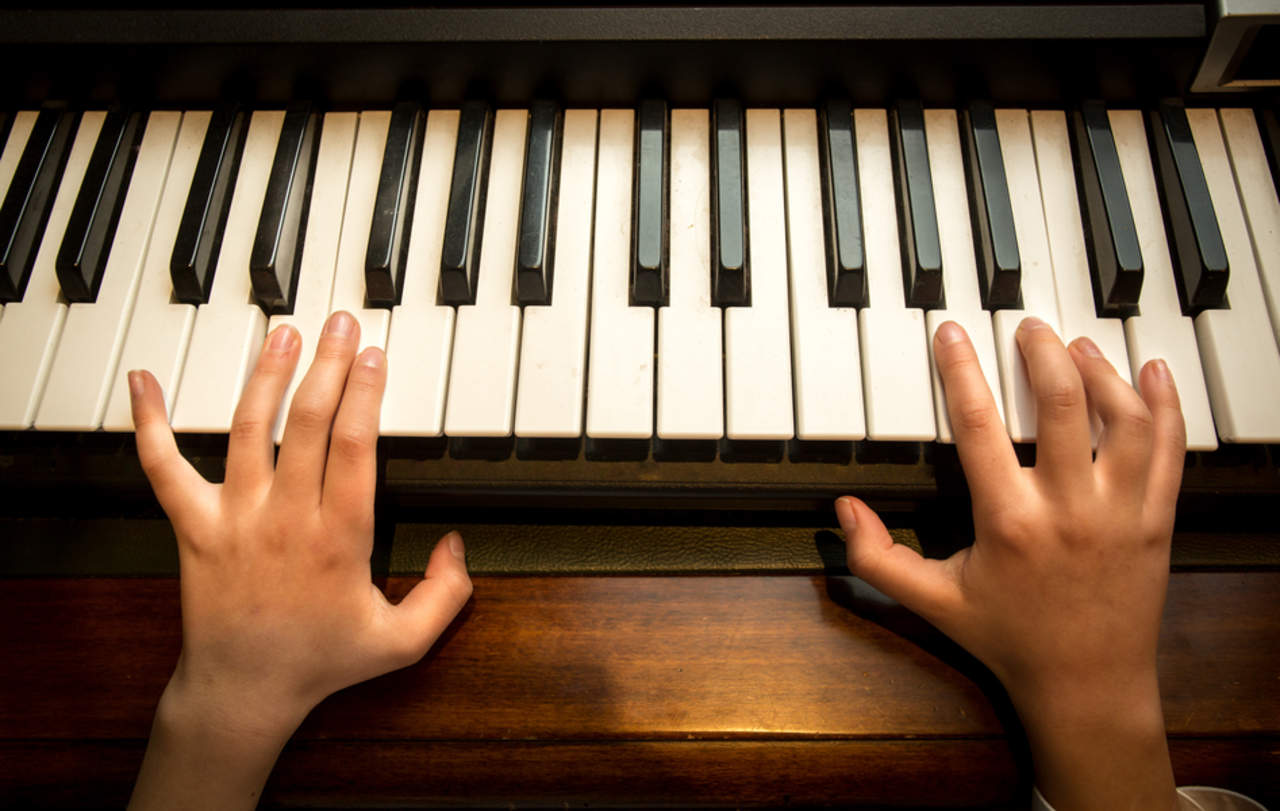 Según investigadores en base a un estudio comprobaron que las clases de piano benefician las habilidades lingüísticas. (ARCHIVO)