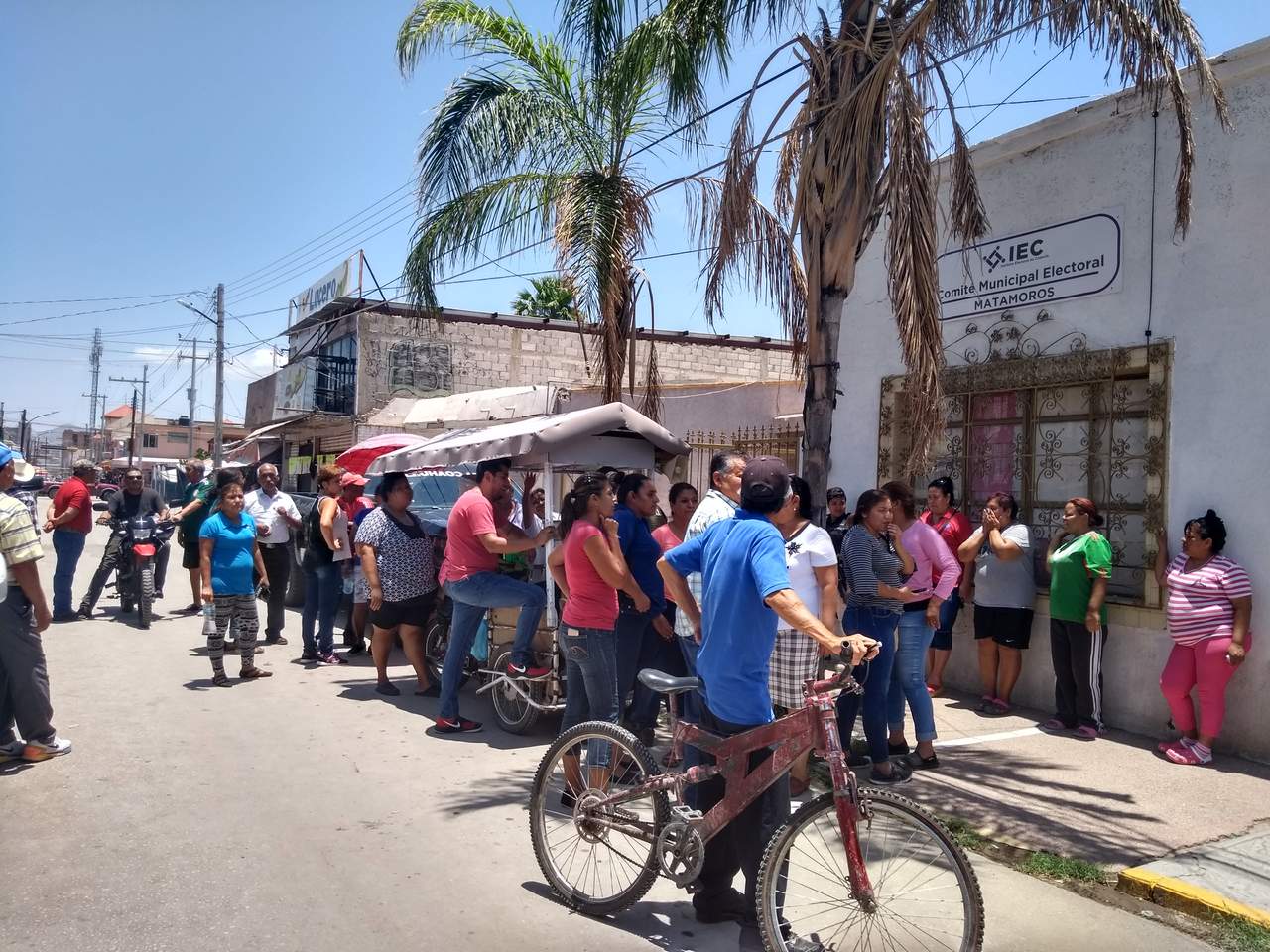 Un nutrido grupo de militantes de Morena mantienen una manifestación afuera de las oficinas del comité municipal del Instituto Electoral de Coahuila. (EL SIGLO DE TORREÓN)