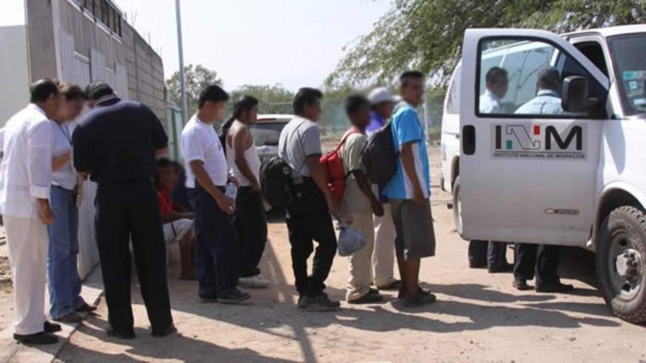 Al inspeccionar la unidad, los efectivos se percataron que en el interior viajaban 15 personas extranjeras que no pudieron comprobar su legal estancia en territorio mexicano. (ESPECIAL)