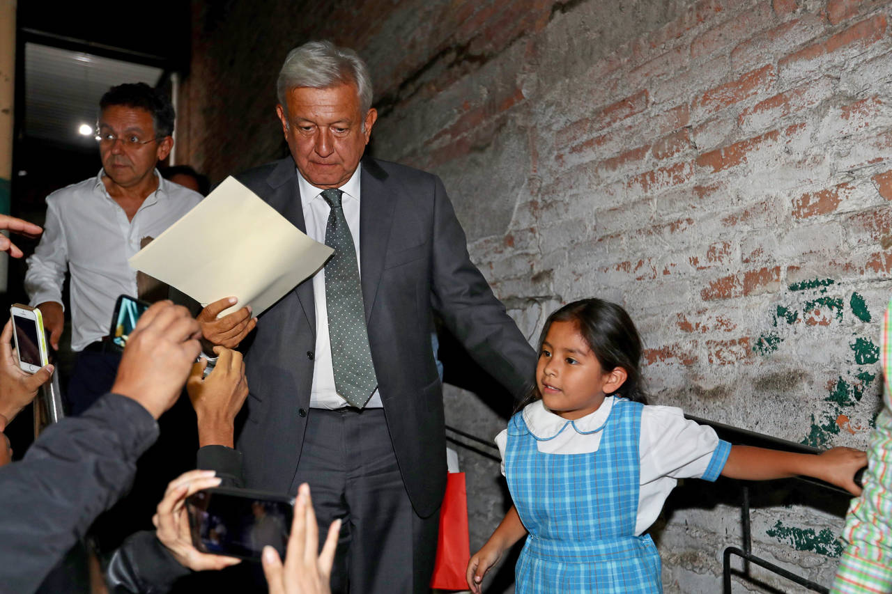 Encuentro. López Obrador a su salida de la reunión con lo que será su próximo gabinete fue abordado por simpatizantes. (EL UNIVERSAL)