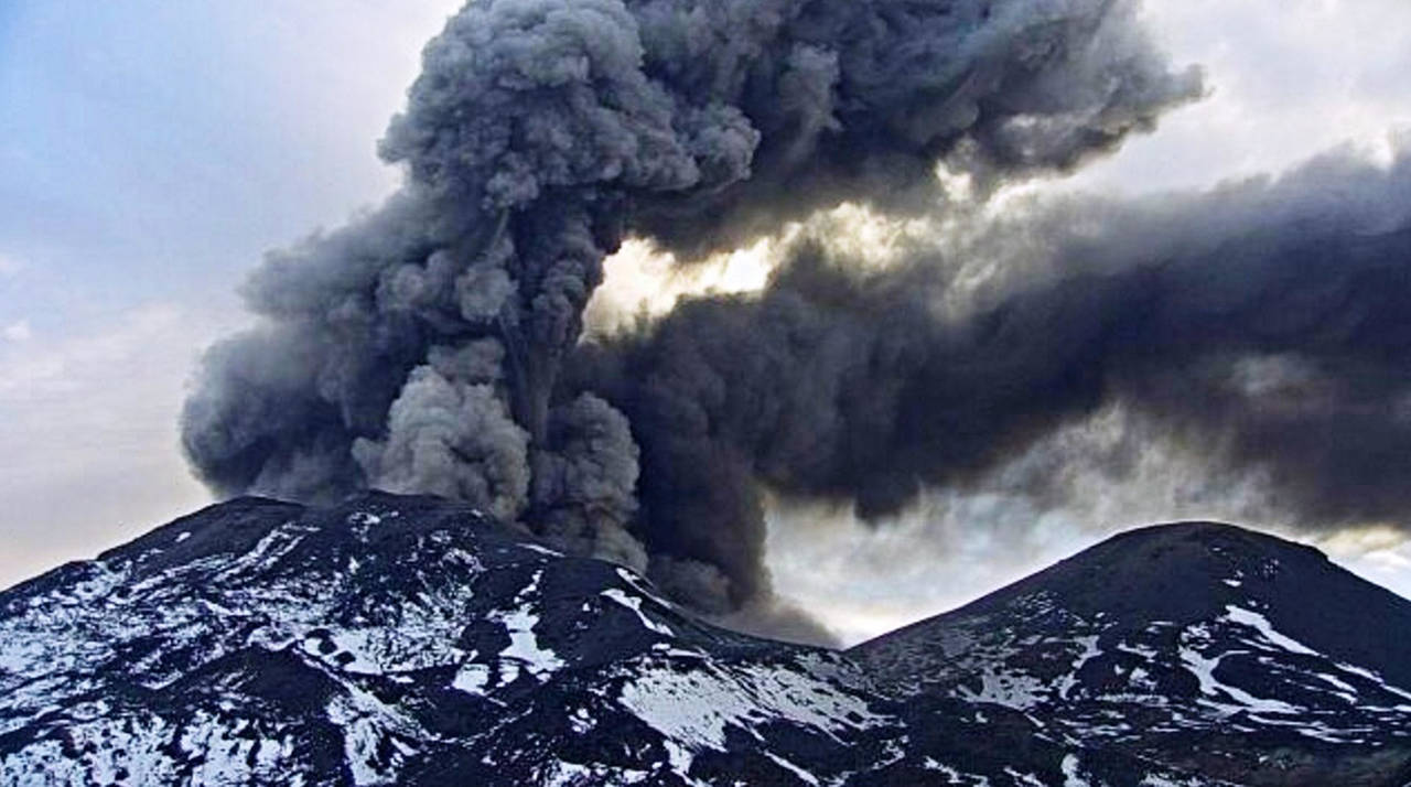 Vigila. El Sernageomin mantiene cinco alertas volcánicas: cuatro amarillas y una naranja. (EFE)