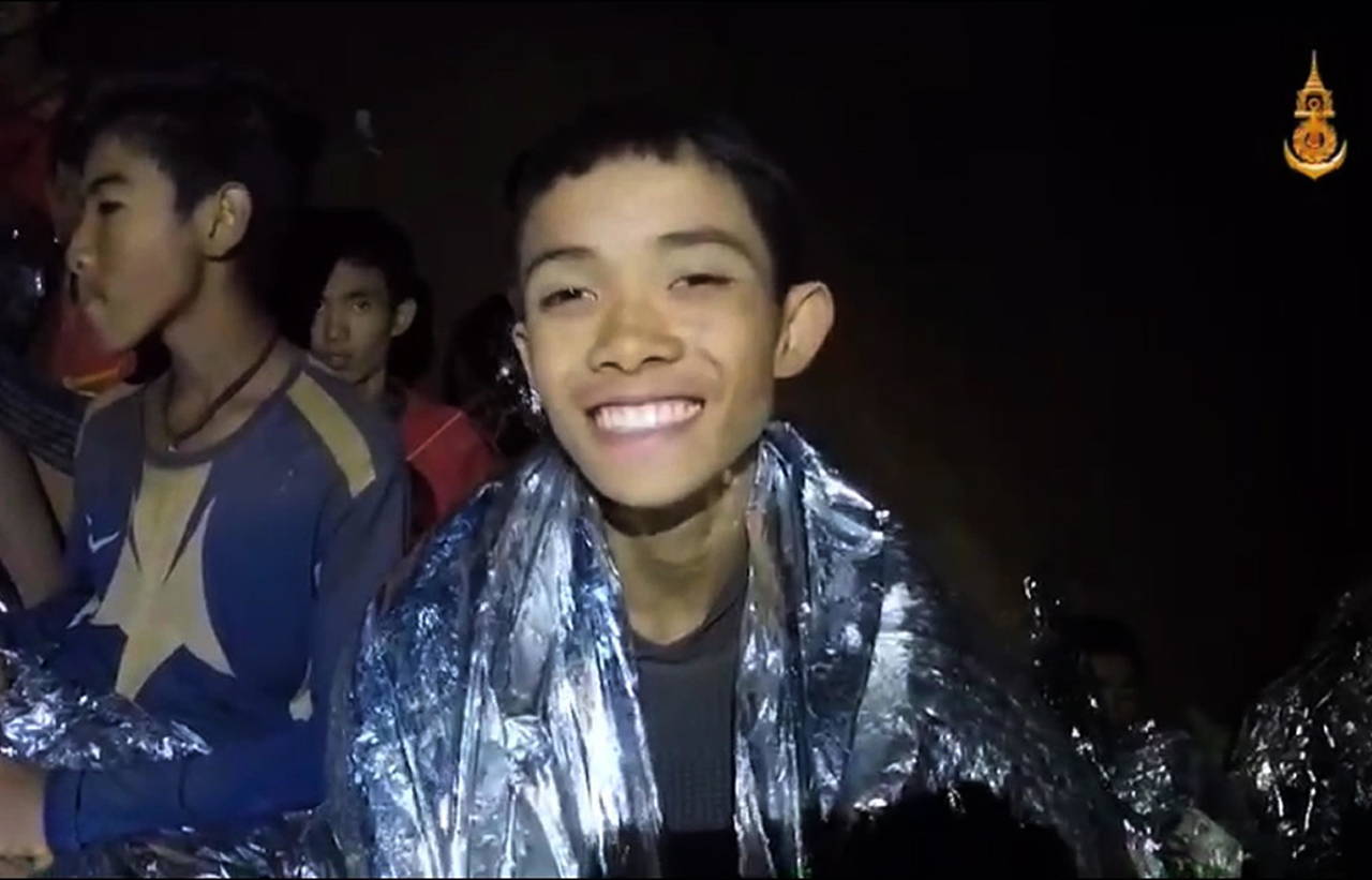 A la espera. Los niños que se encuentran en una cueva en Tailandia, van recuperando las fuerza. (EFE)