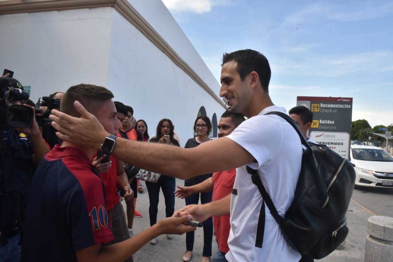 El capitán del Santos Laguna, Carlos Izquierdoz, fue abordado ayer por medios de comunicación y aficionados en el aeropuerto internacional Francisco Sarabia, de Torreón. (Jesús Galindo)