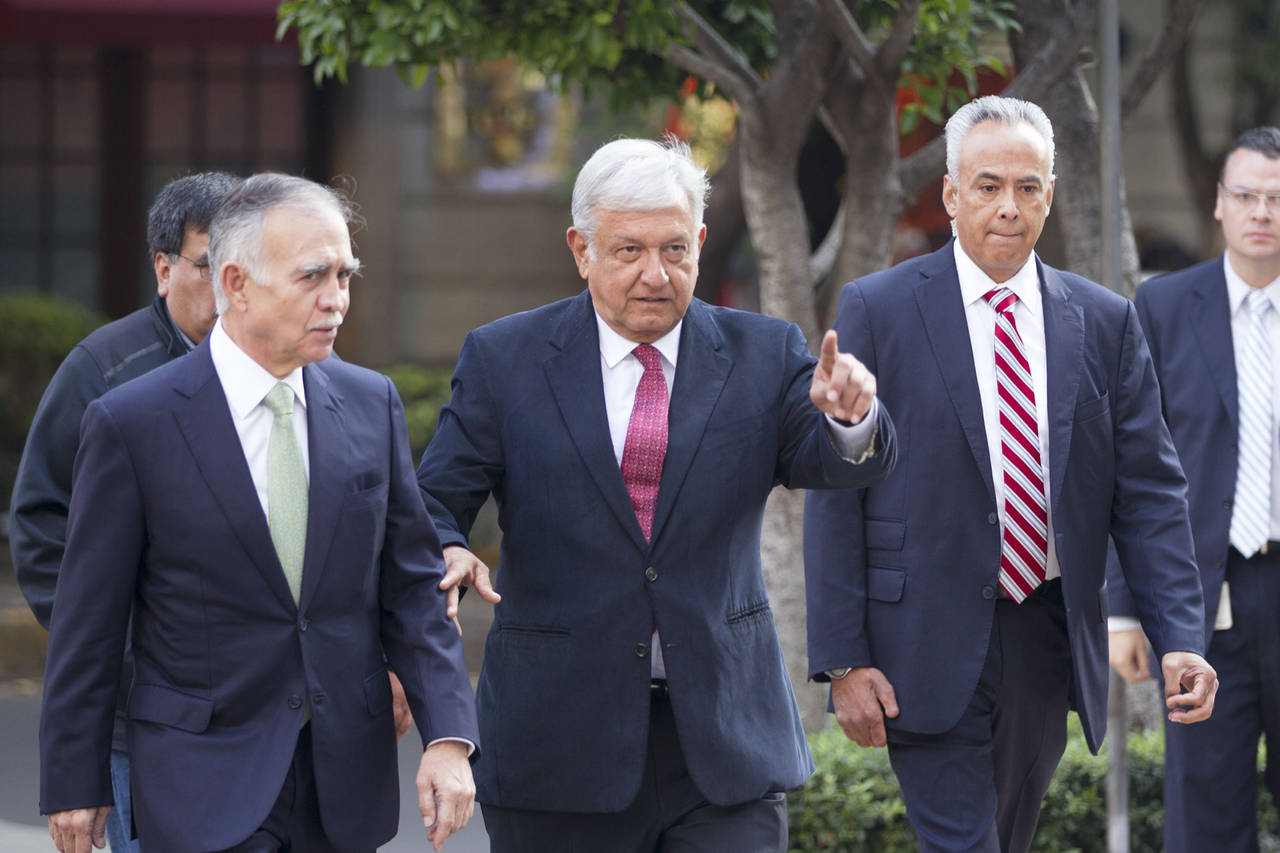 Plan. Andrés Manuel López Obrador y el  empresario Alfonso Romo, quien coordinará la transición económica. (ARCHIVO)
