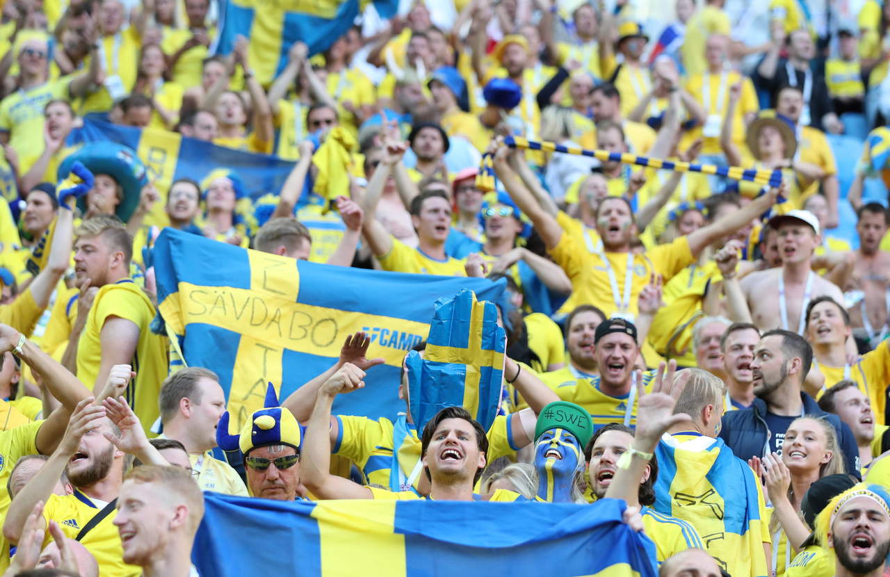 La afición del representativo sueco celebró en grande el triunfo
de su equipo.