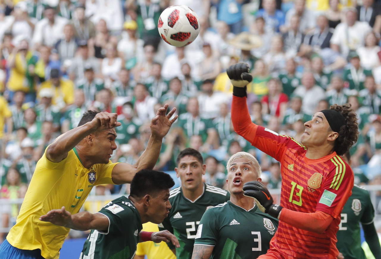 El arquero de México Guillermo Ochoa (d) rechaza un balón durante un partido del Mundial Rusia 2018 en Samara. (EFE)