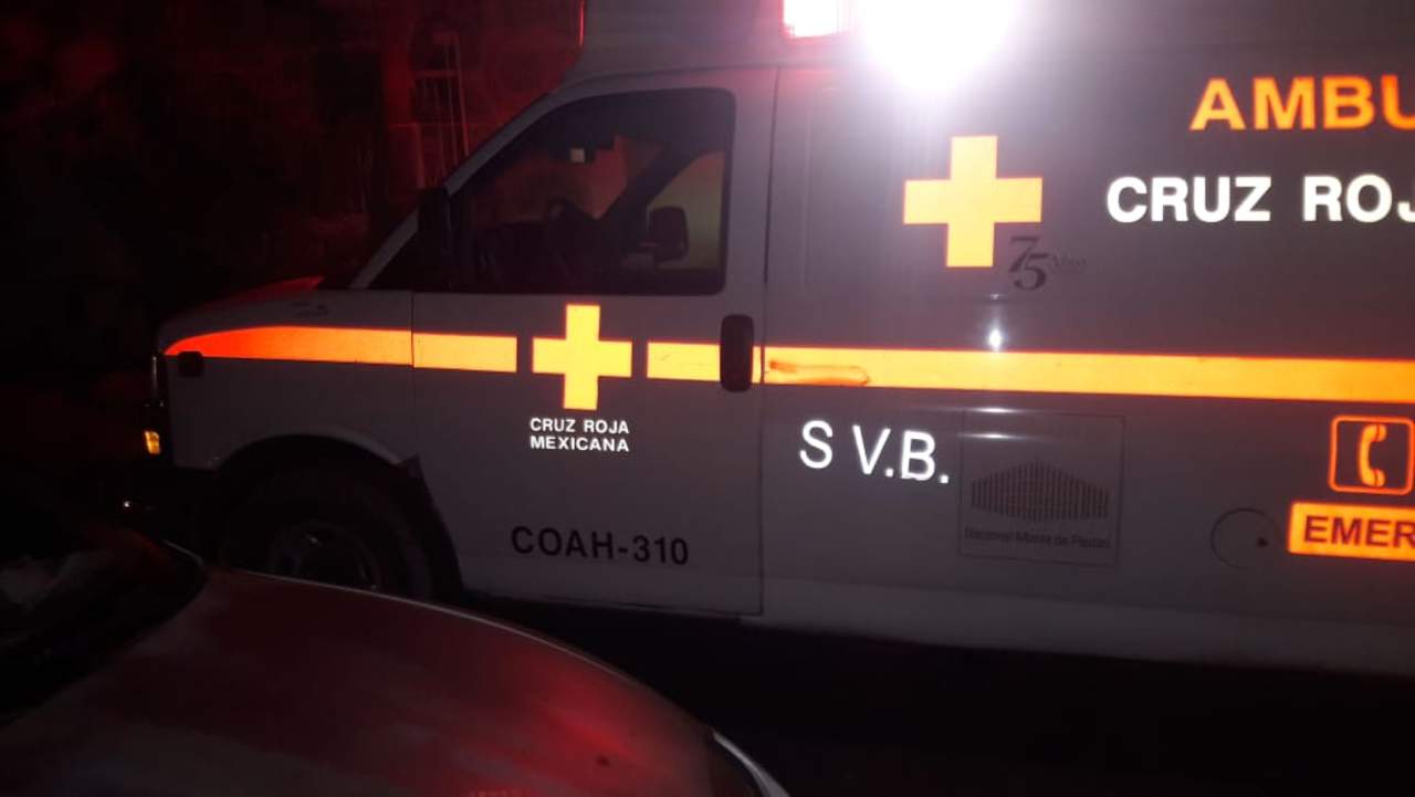 Paramédicos de la Cruz Roja arribaron al lugar para atender al lesionado. (ARCHIVO) 
