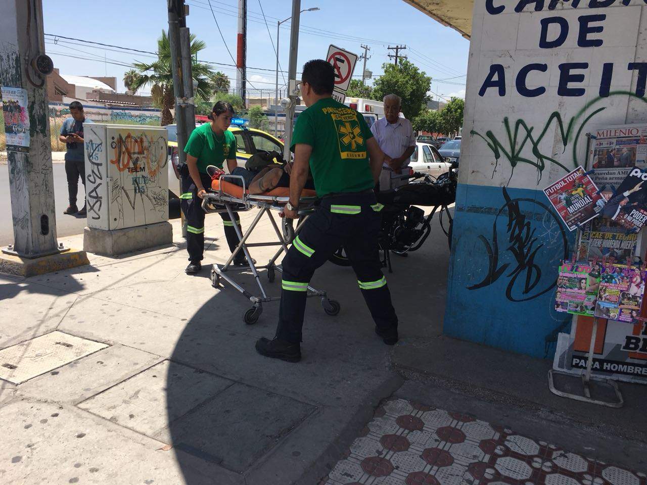 Paramédicos de la Cruz Verde acudieron al lugar para atender al joven lesionado, el cual fue trasladado a un hospital de la localidad para su atención médica. (EL SIGLO DE TORREÓN) 
