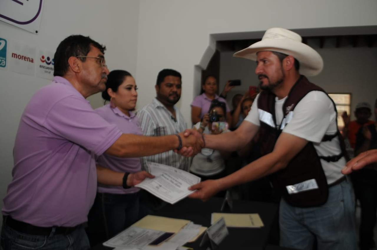 Más tarde se le entregó la constancia de mayoría al candidato de Morena a la alcaldía de Matamoros, Horacio Piña, quien acudió de igual forma acompañado de familiares y miembros del partido. (EL SIGLO DE TORREÓN)