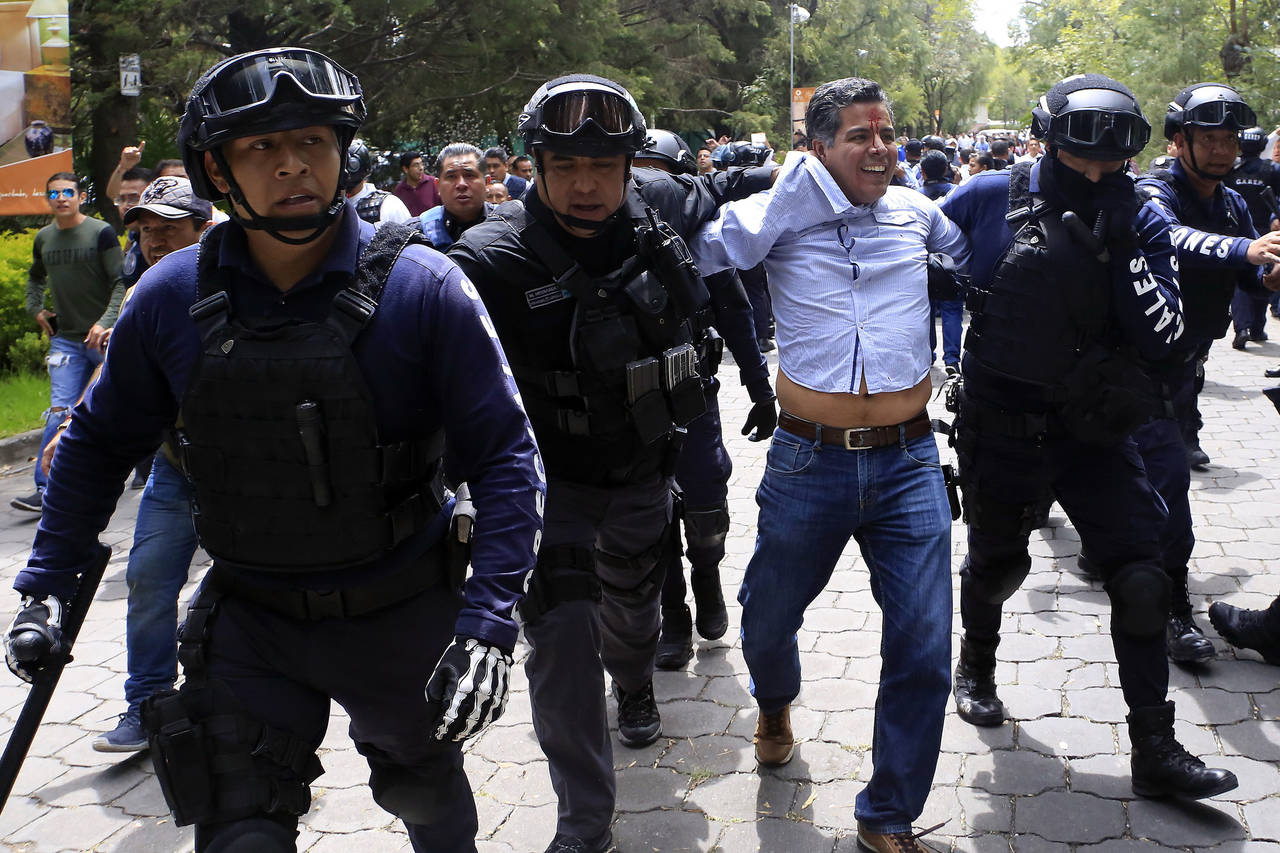 Encendido. Sigue la pugna en la elección estatal de Puebla, luego del enfrentamiento del lunes por el supuesto fraude. (EFE)