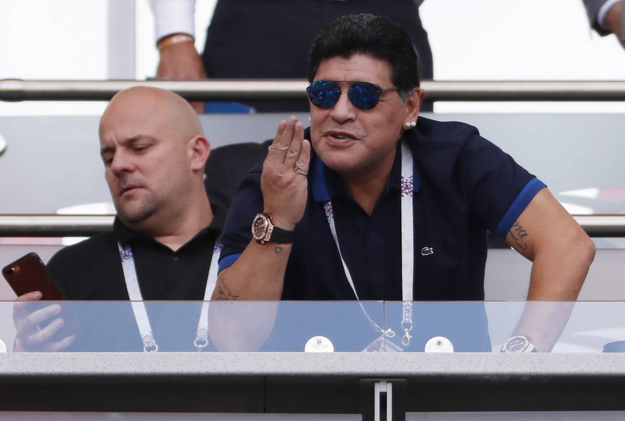 Diego Maradona saluda al público durante el partido entre Francia y Argentina por los octavos de final. (EFE)