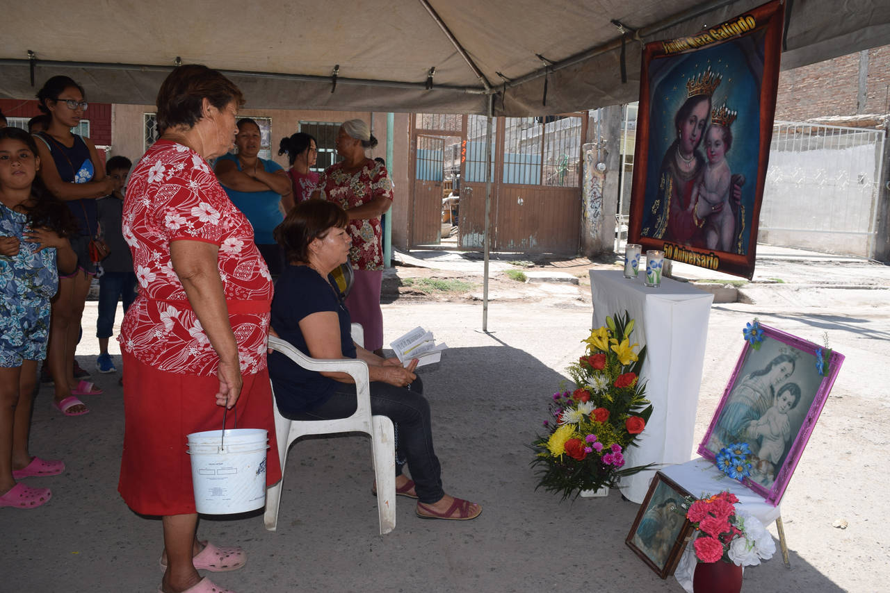 Agradecimiento. Cada 4 de julio la señora Ana ofrece una reliquia, en honor a la virgen de Nuestra Señora del Refugio. (EL SIGLO DE TORREÓN/MARY VÁZQUEZ)