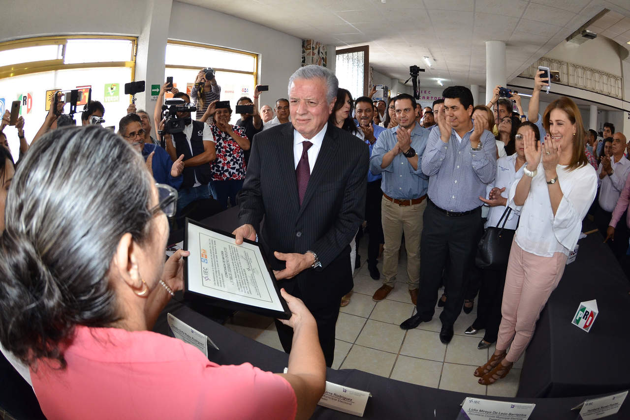 Cuando recibió el documento, acompañado por los regidores que lo acompañaron en su planilla felicitó a Andrés Manuel López Obrador. (FERNANDO COMPEÁN)