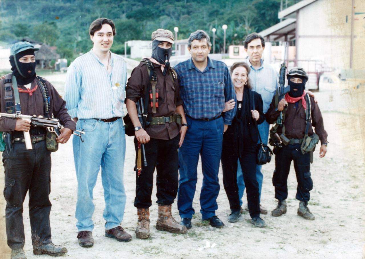 Foto que muestra a Cárdenas, AMLO y Rosario Ibarra con zapatistas es verdadera