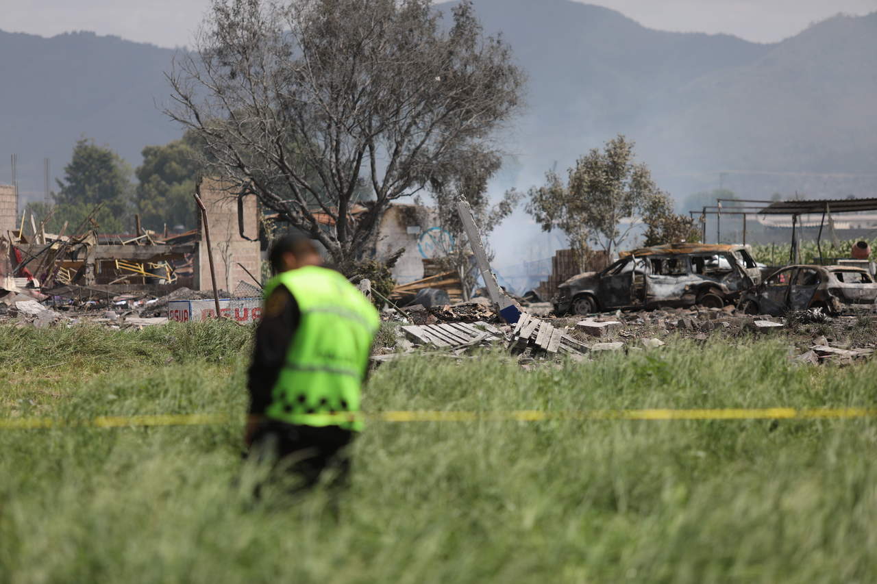 El funcionario de la Secretaría de Gobernación precisó que hasta ahora van 19 muertos y 40 heridos por las explosiones en un taller clandestino de pirotecnia en Tultepec. (AP)