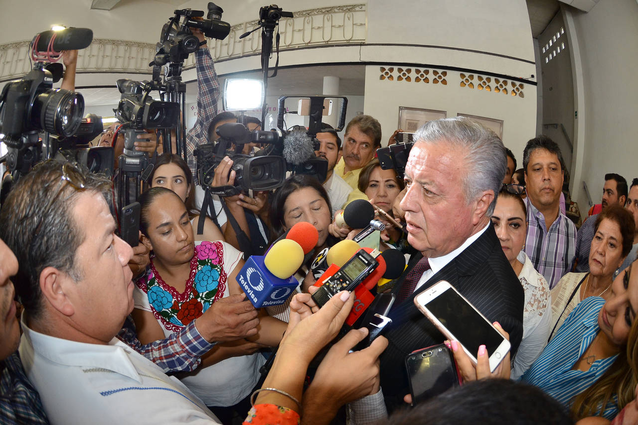 Constancia. Jorge Zermeño, alcalde de Torreón, recibe su constancia para encabezar el Gobierno municipal 2019-2021. (FERNANDO COMPEÁN)