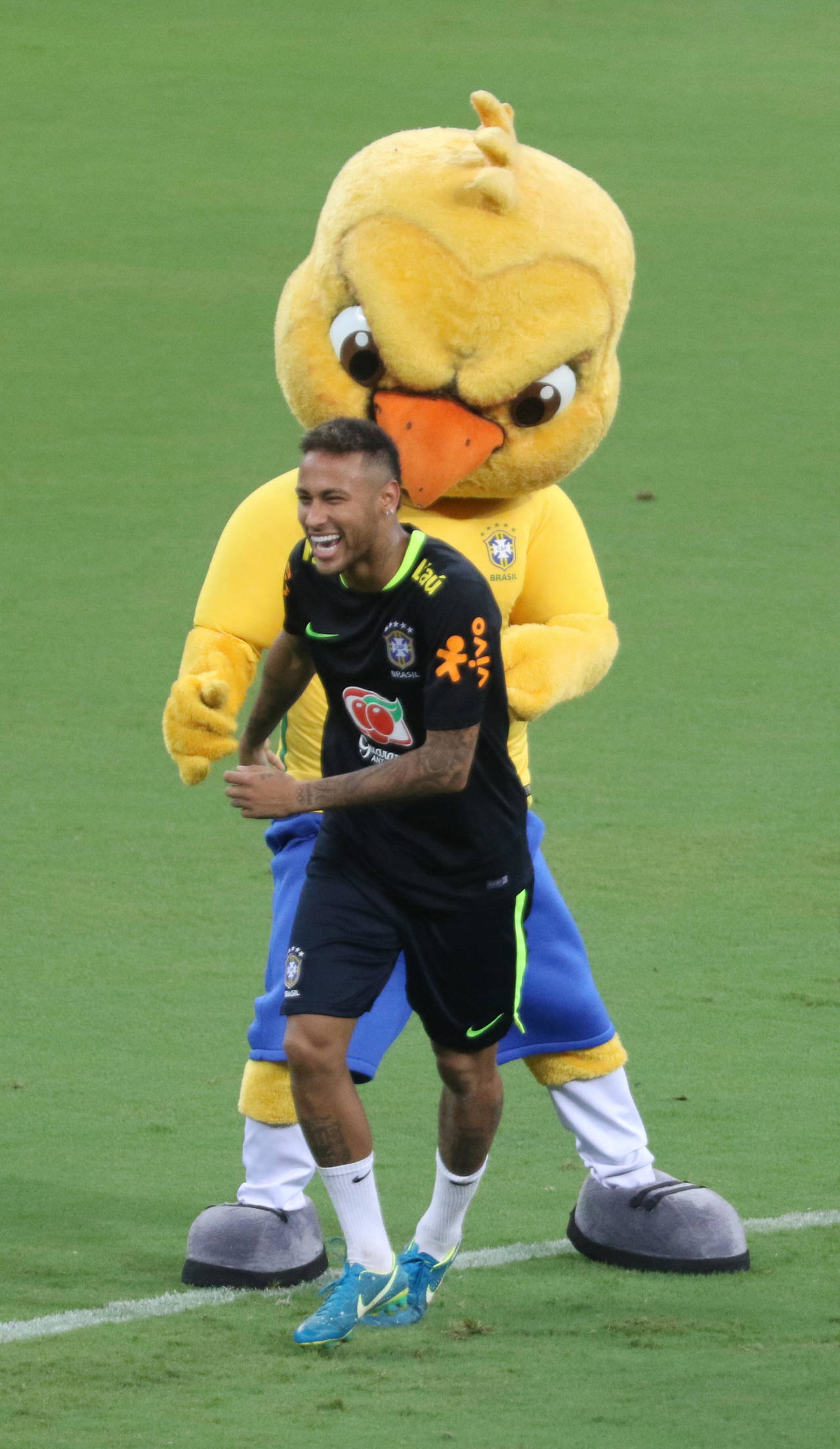 Neymar participa en una sesión de entrenamiento a la que asistió la mascota de la selección brasileña, “Canarinho”.