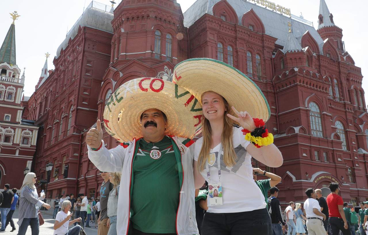 Aficionados mexicanos le pusieron sabor y ambiente al Mundial en Rusia. (AP y EFE)