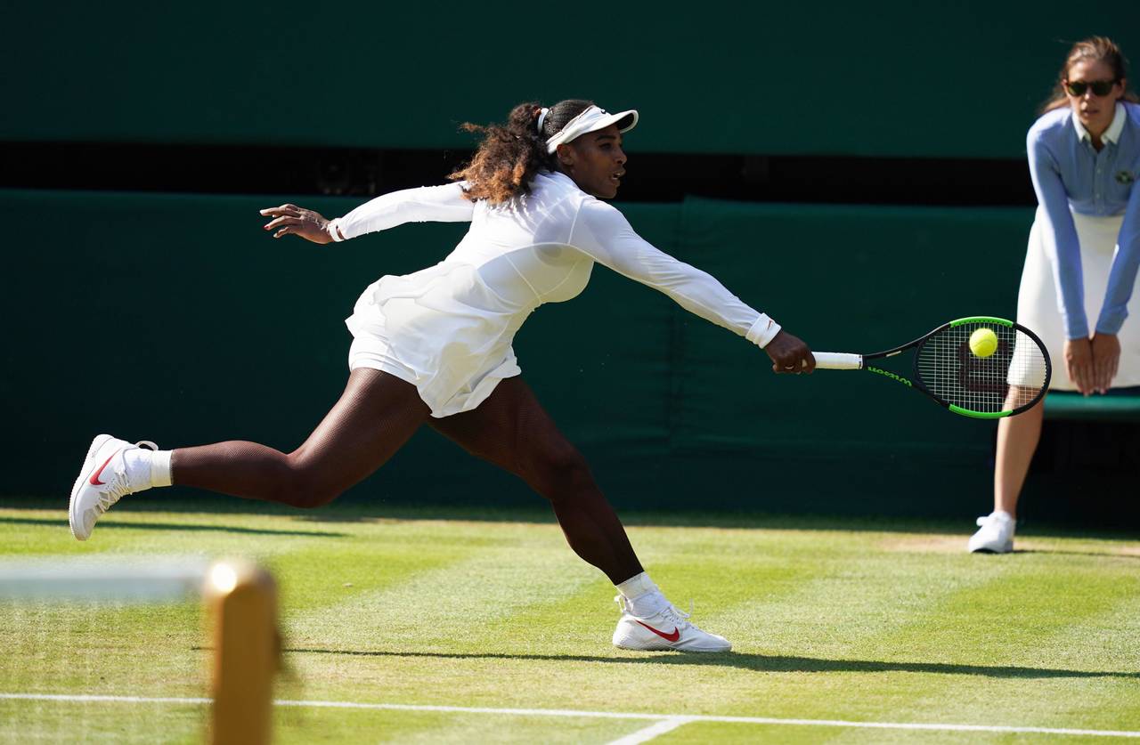 Serena Williams se impuso 7-5, 7-6 Kristina Mladenovic para avanzar a la cuarta ronda. Gana Serena y cae Venus en Wimbledon. (EFE)