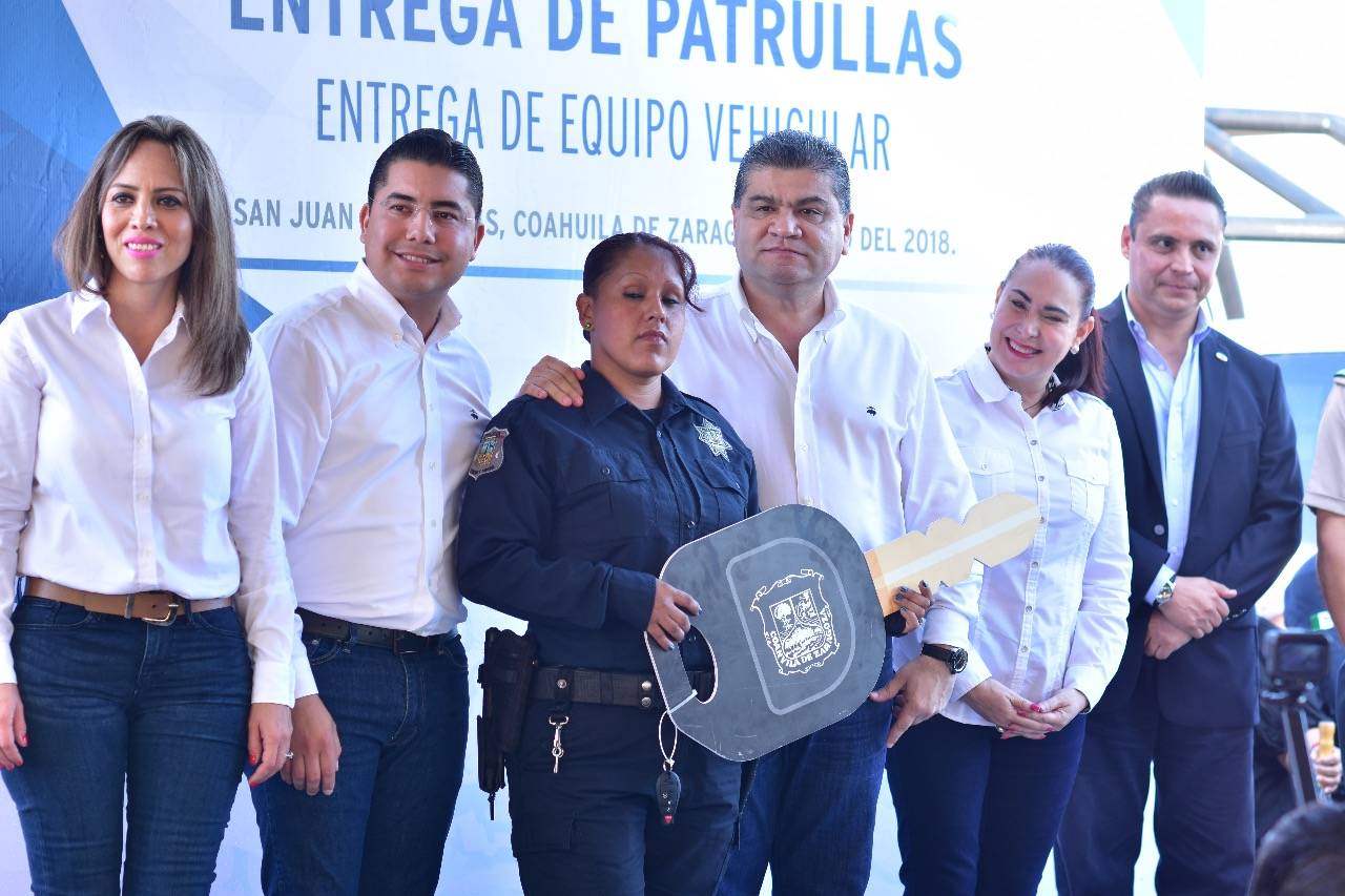 Apoyo. El gobernador del Estado, Miguel Ángel Riquelme Solís, entregó unidades equipadas a miembros de la corporación policiaca municipal.