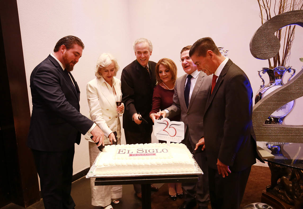 Festejo. Directivos e invitados especiales partieron el pastel de los primeros 25 años de El Siglo de Durango. (EL SIGLO DE DURANGO)