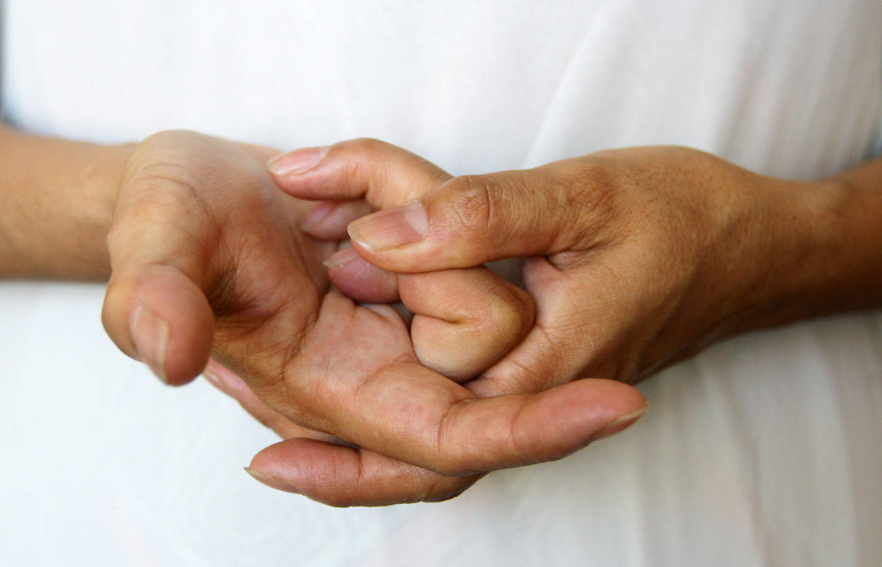 Un especialista explica que al tronar los dedos se produce una lesión paulatina del cartílago. (ARCHIVO)