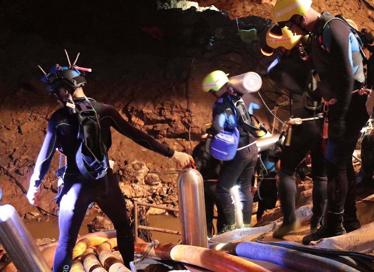 Labor. Rescatistas están luchando por sacar a los niños y al entrenador del complejo de cuevas.