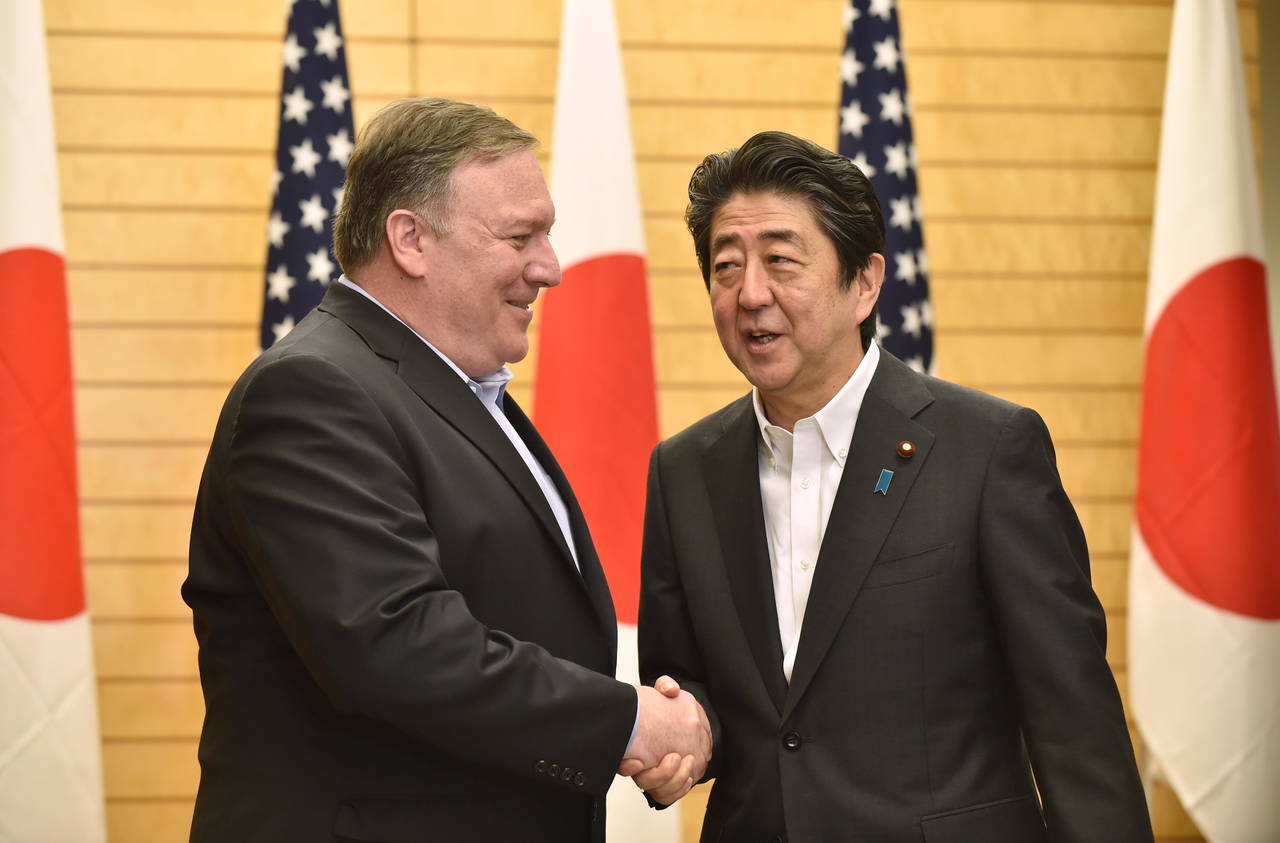 Gira. El secretario de Estado, Mike Pompeo, se reunió con el presidente japonés, Shinzo Abe.