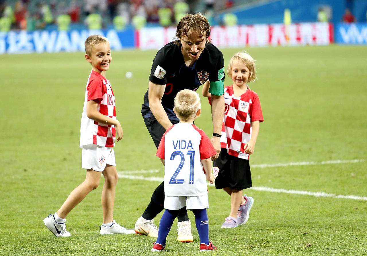 Luka Modric con sus hijos Ivano y Ema, y el hijo de su compañero Domagoj Vida, en el campo de Sochi. (EFE)