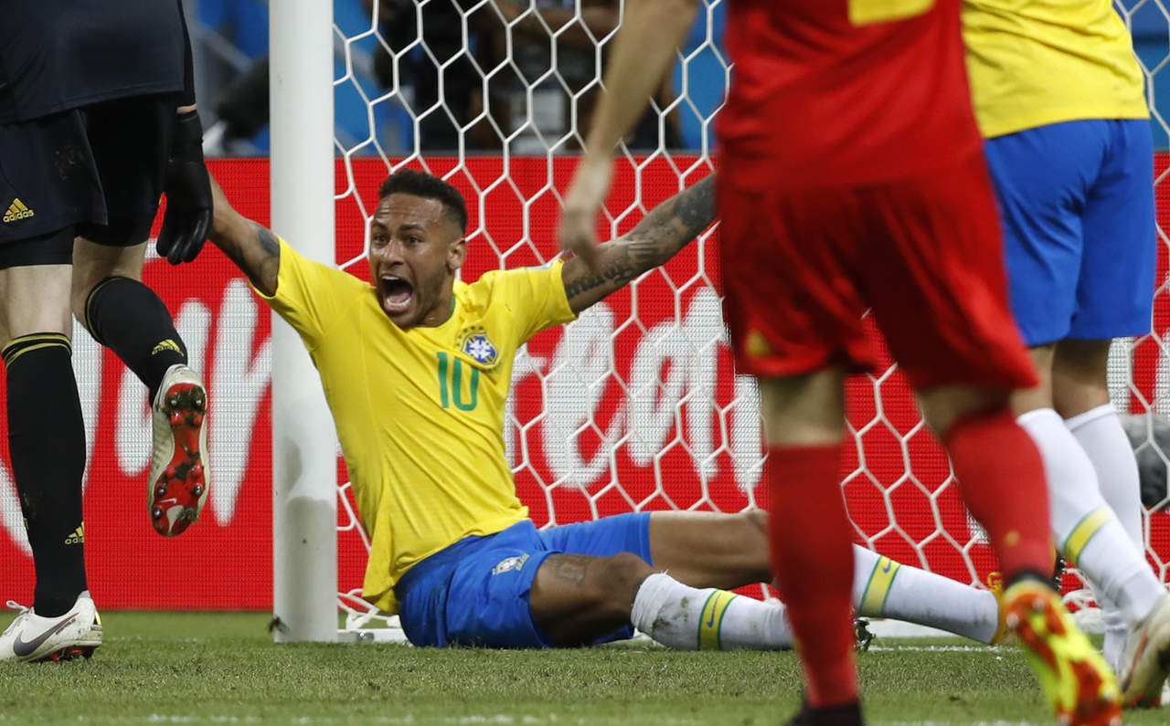 Neymar se la pasó mucho tiempo en el pasto de los estadios rusos durante la presente Copa del Mundo. (AP)