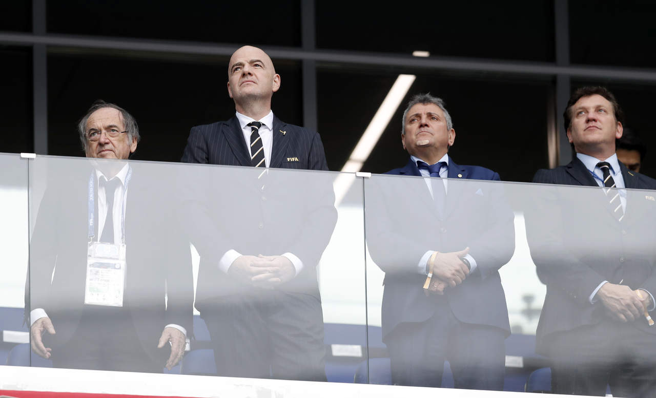 El presidente de la FIFA, Gianni Infantino (segundo a la izquierda), antes del juego entre Uruguay-Francia. (AP)