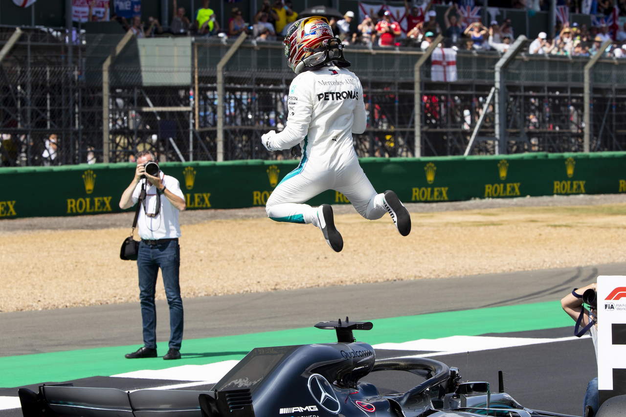 El británico Lewis Hamilton celebra tras lograr la ‘pole’ en el Gran Premio de Gran Bretaña. (EFE)