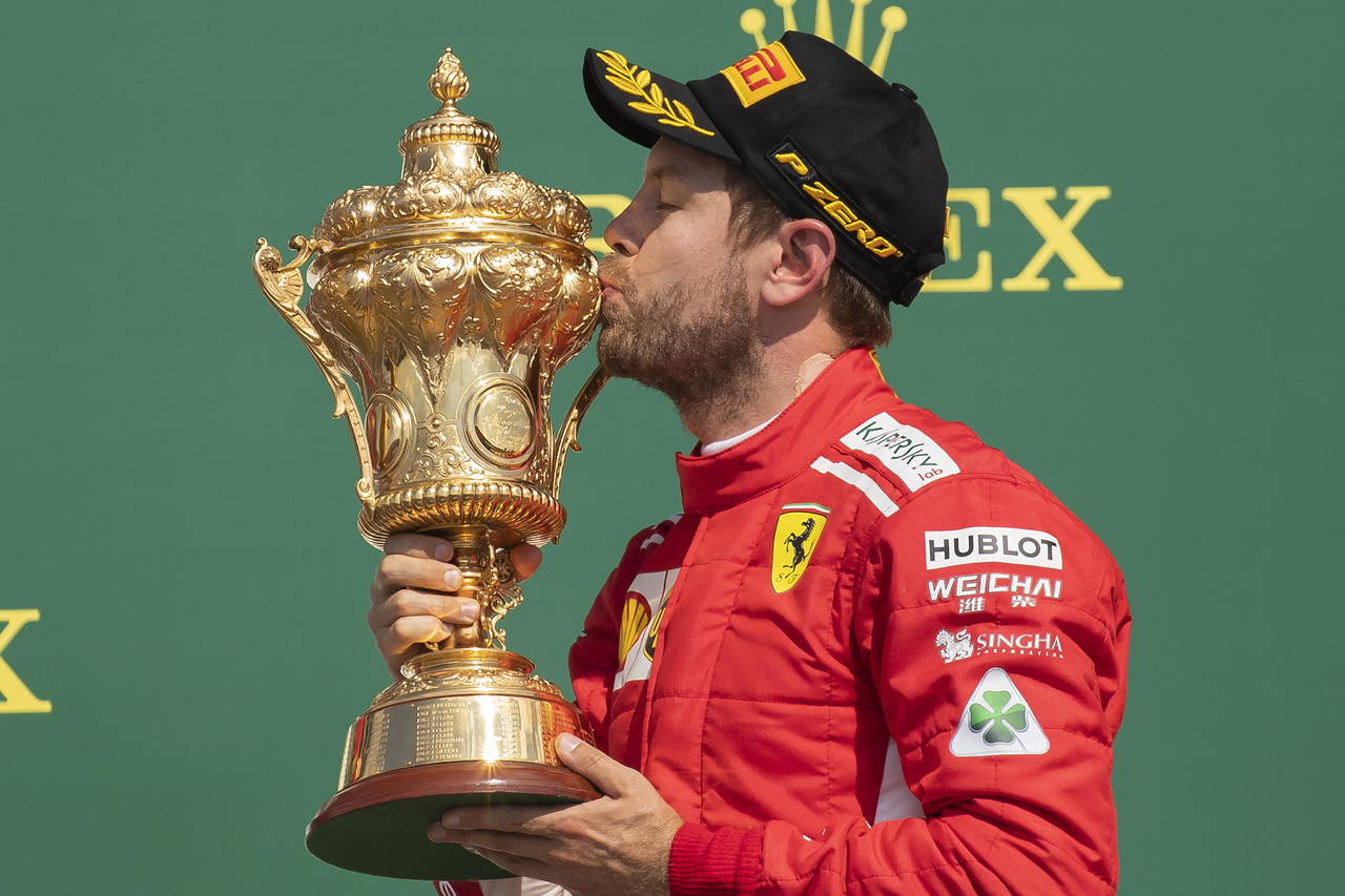 Sebastian Vettel ganó y aumentó su ventaja sobre Lewis Hamilton en el campeonato de pilotos. (EFE)