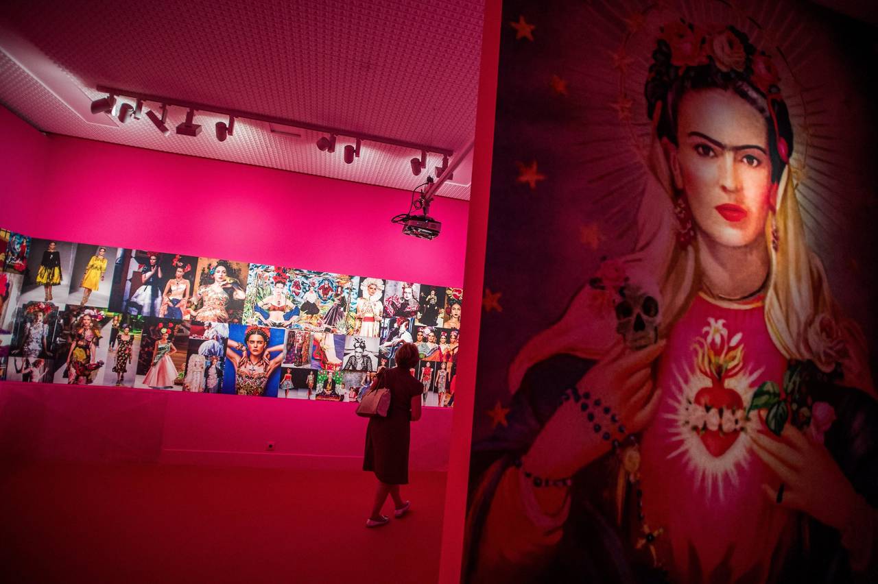 Universal. Una mujer visita la exposición de la artista mexicana Frida Kahlo en Budapest (Hungría) este mes de  julio de 2018.