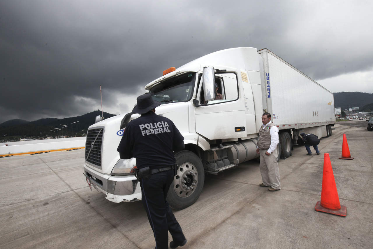 Los robos con violencia a camiones de carga en carreteras del país se dispararon. (EL UNIVERSAL)