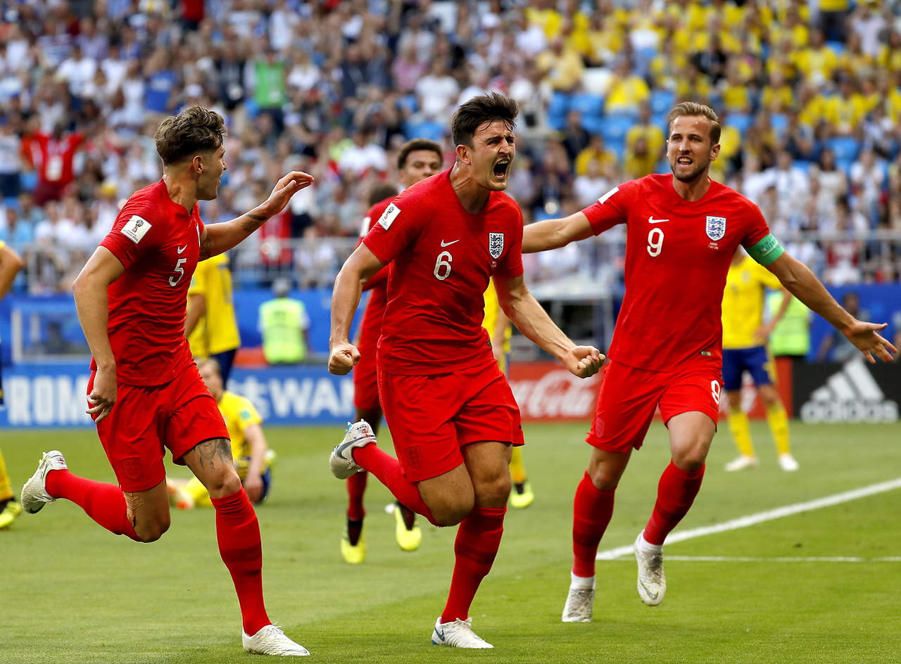 Harry Maguire (6), de Inglaterra, festeja con sus compañeros tras anotar el primer tanto ante Suecia en los cuartos de final de la Copa del Mundo. (AP)