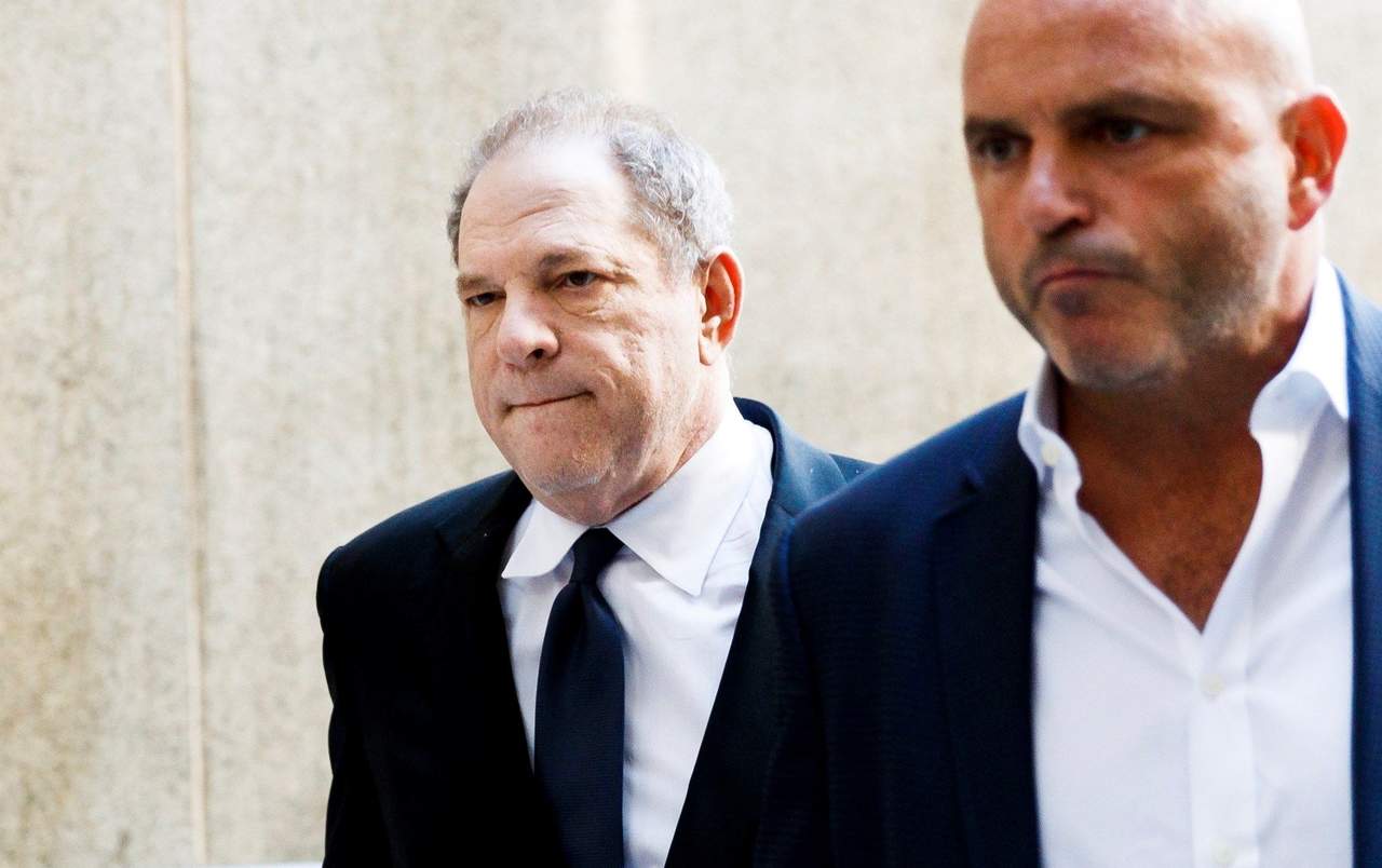 El productor de cine Harvey Weinstein llegó hoy al tribunal del distrito de Manhattan para ser procesado por tres nuevos cargos por delitos sexuales, en Nueva York. (EFE) 