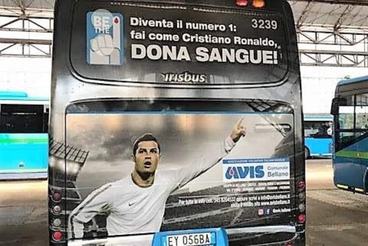 La imagen de Cristiano aparecerá en unos carteles publicitarios que animan a donar y estará impresa en la parte posterior de un autobús que circula por Bellano. (Cortesía)