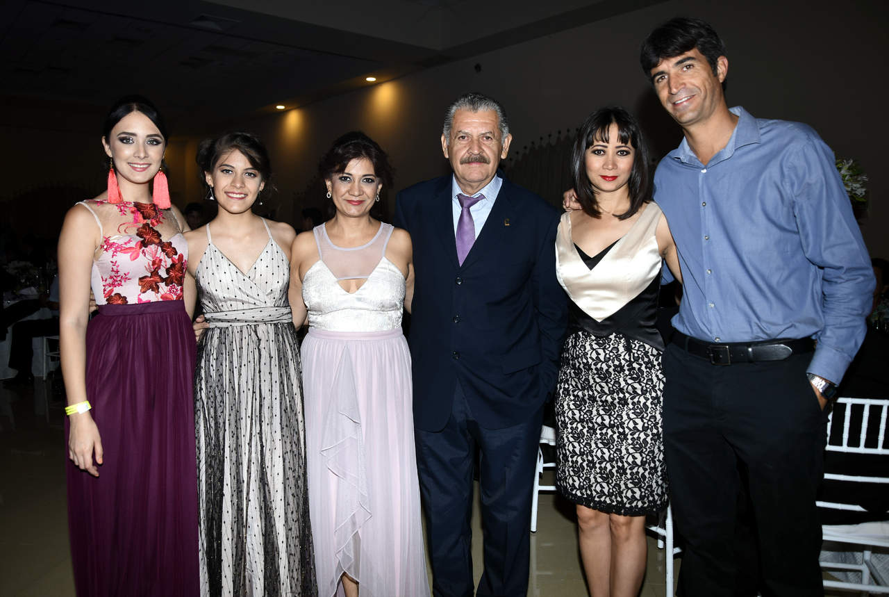 Gabriela Magaña, Alejandra Aguilar, Adriana Magaña, Rubén Aguilar, Karla López y Ulises González.