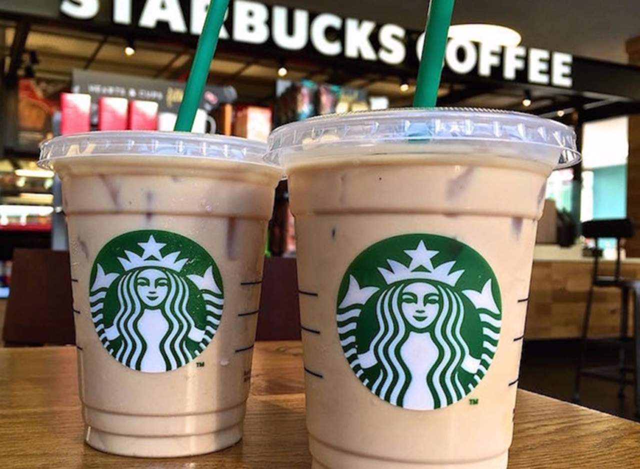 Starbucks eliminará los popotes de plástico de todas sus tiendas