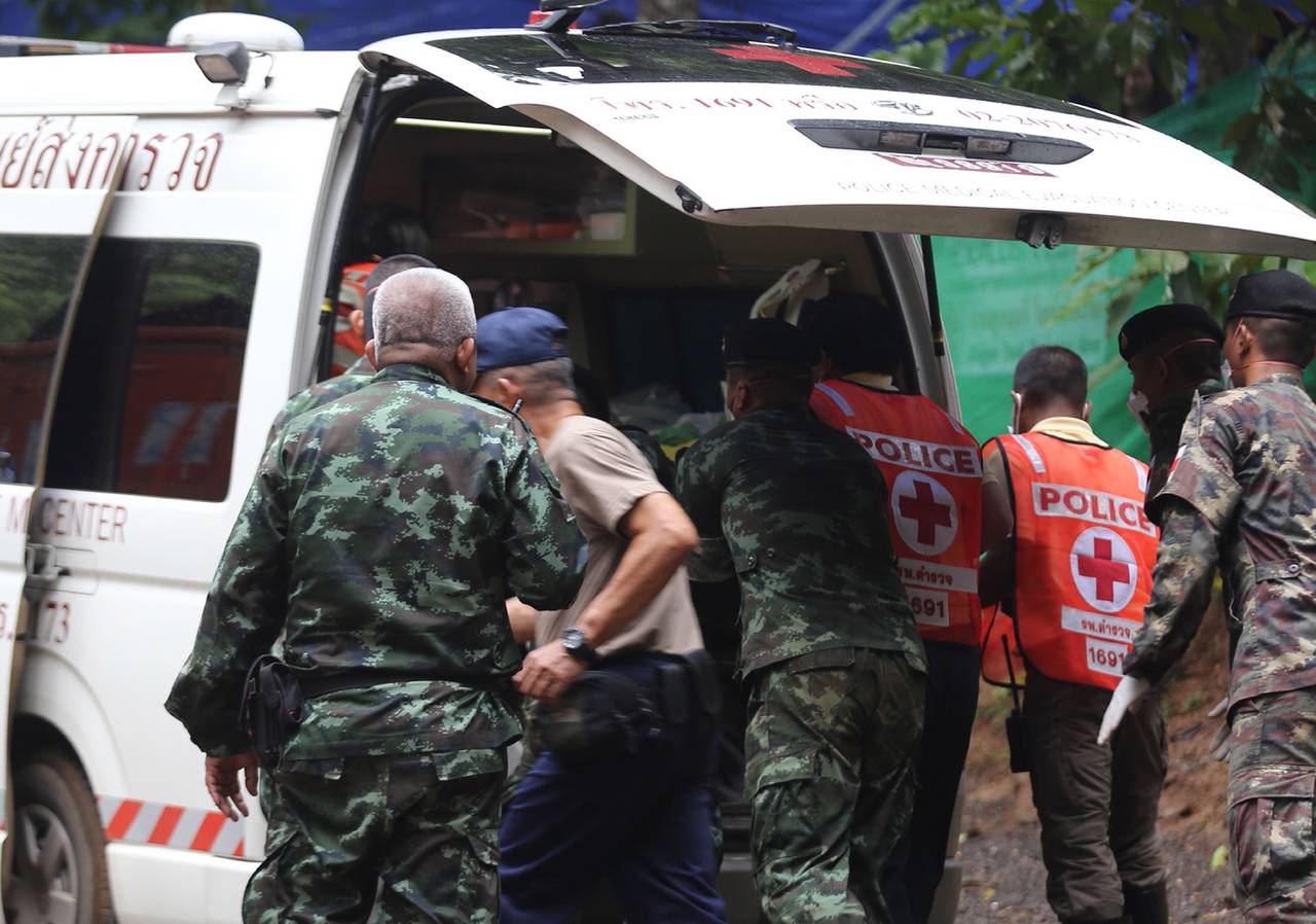 Labor. Miembros de los servicios de rescate evacúan a uno de los niños rescatados en ambulancia tras sacarlo de la cueva Tham Luang. (EFE)