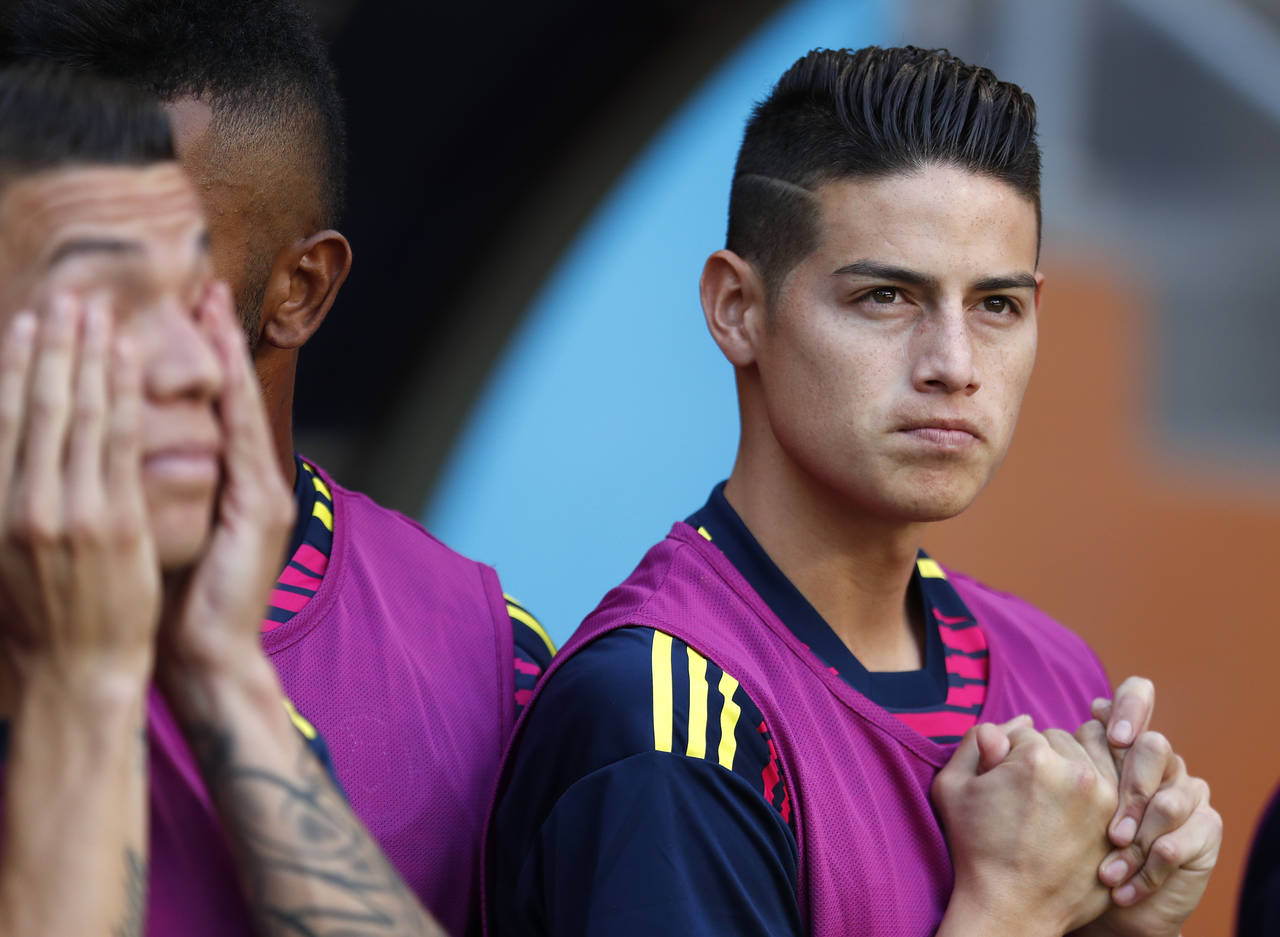 James Rodríguez observa desde la banca antes del inicio del partido del Grupo H entre Colombia y Japón. (AP)