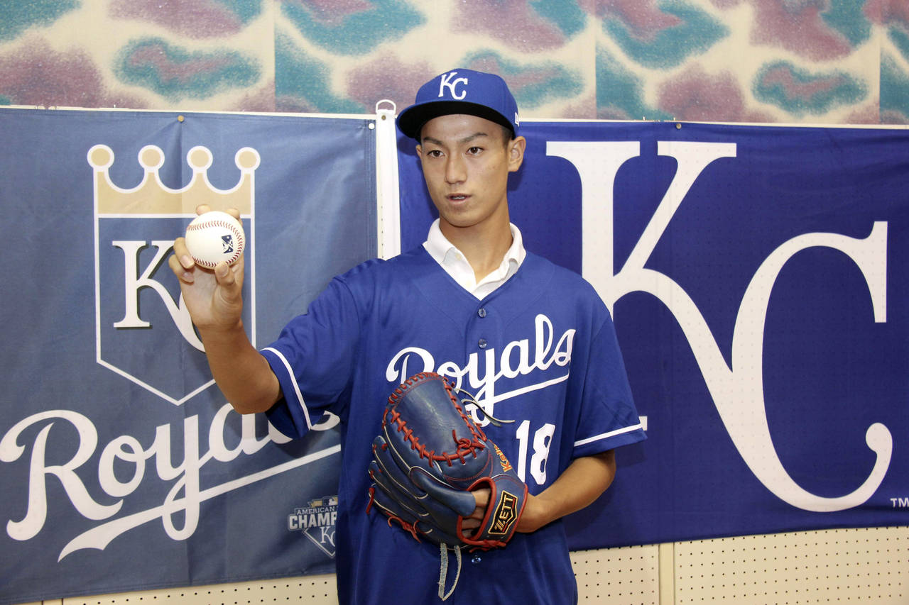 El lanzador nipón Kaito Yuki posa para los fotógrafos en una conferencia de prensa en Osaka, Japón.