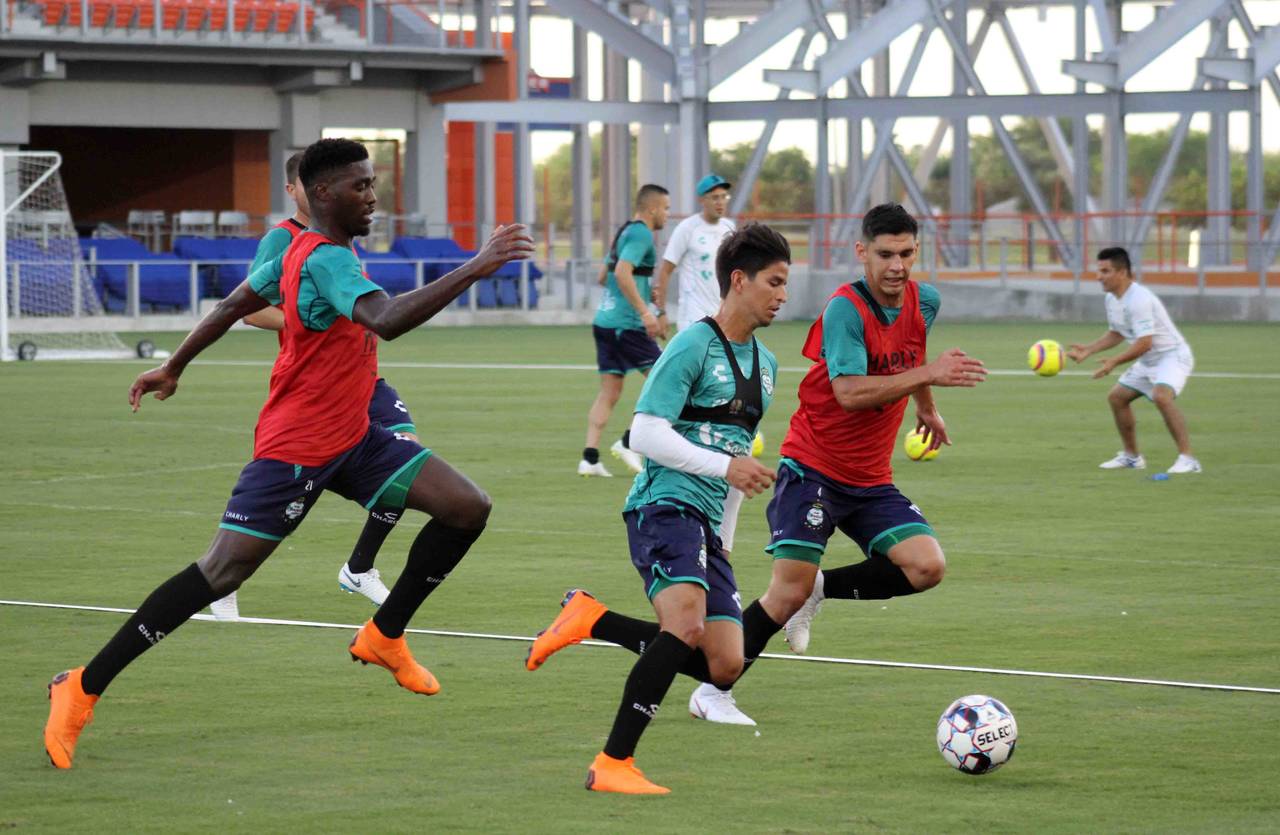 Santos Laguna entrenó ayer en el HEB Park, donde jugarán mañana ante Toros de Río Grande Valley FC. (Cortesía)