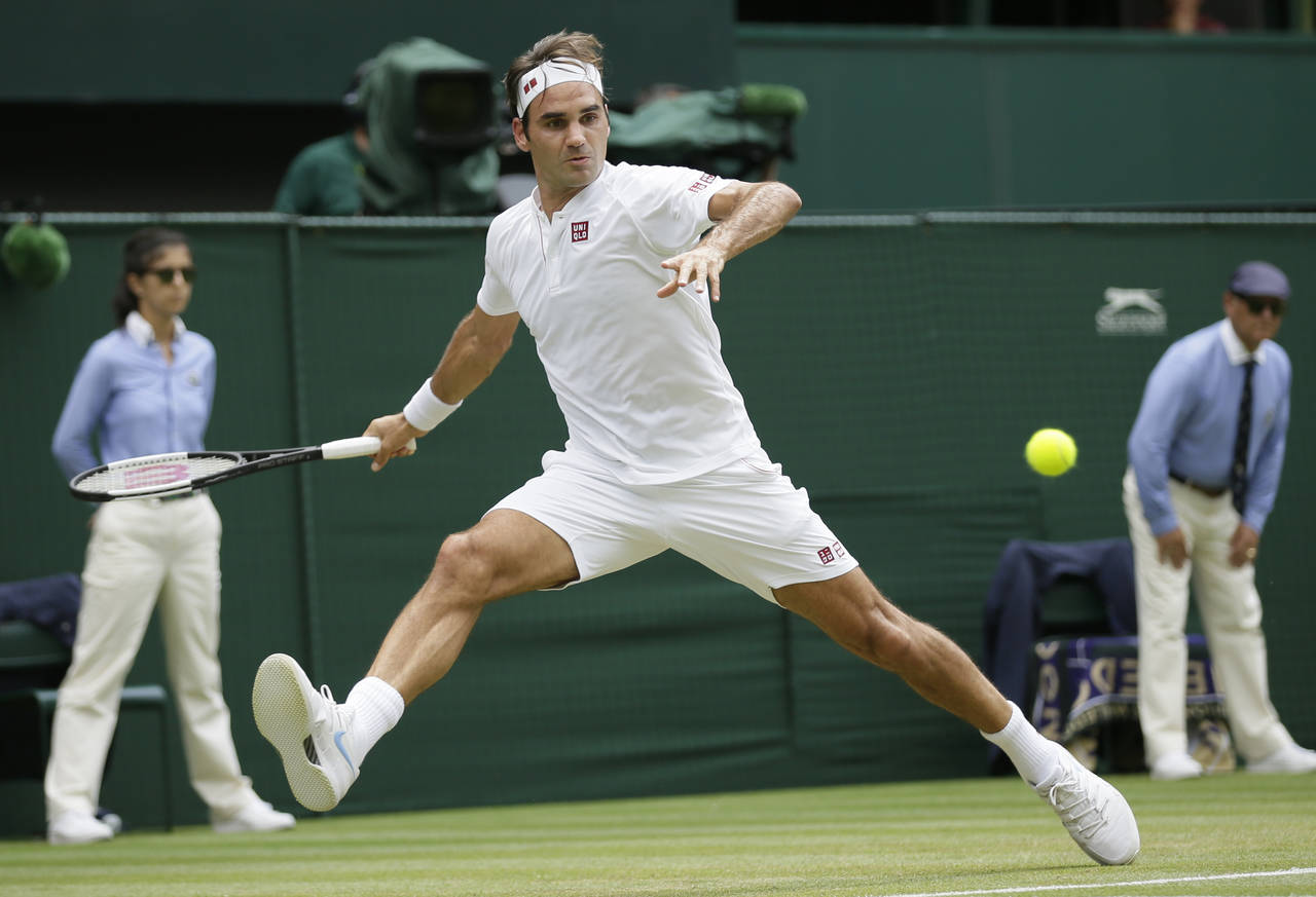 Roger Federer venció 6-0, 7-5, 6-4 a Adrian Mannarino y llegó a 32 sets ganados de manera seguida en Wimbledon. (AP)