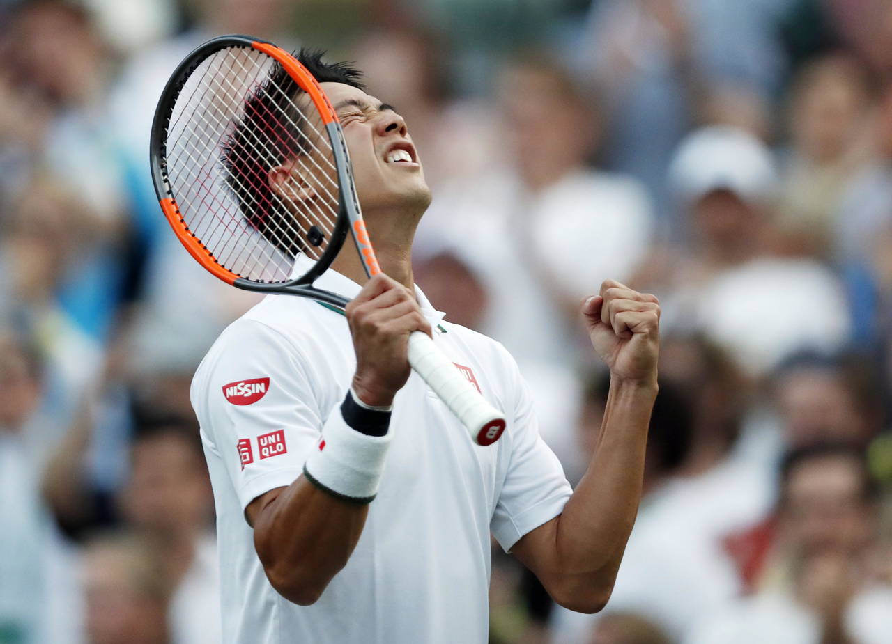 Kei Nishikori avanzó por primera vez a los cuartos de final de Wimbledon tras derrotar 4-6, 7-6, 7-6, 6-1 al letón Ernests Gulbis. (EFE)