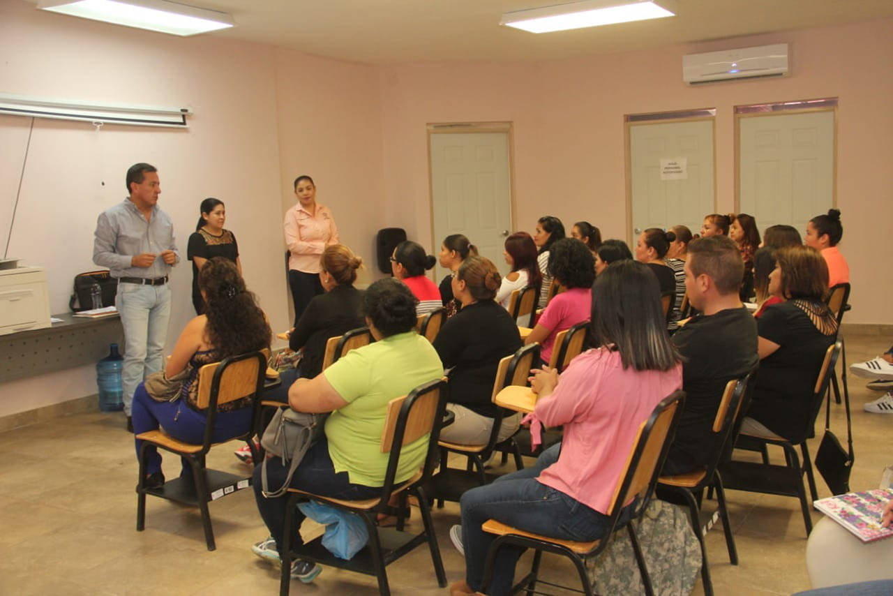 Oportunidad. En el Centro de Justicia para la Mujer se ofrece la oportunidad de estudiar la preparatoria en un año. (EL SIGLO DE TORREÓN)