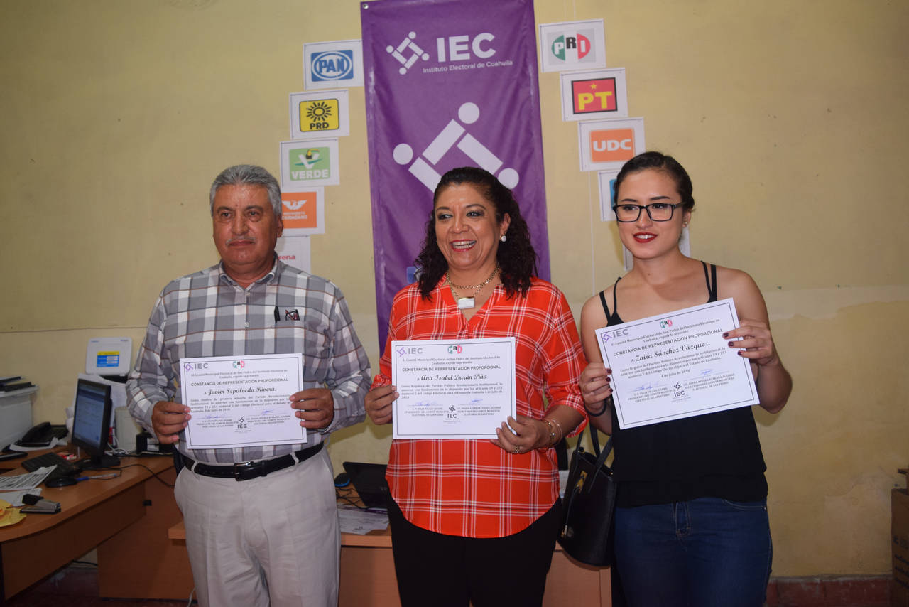 Elección. La alcaldesa de San Pedro, Ana Isabel Durán y sus compañeros del  PRI recibieron sus constancias como regidores electos. (EL SIGLO DE TORREÓN)